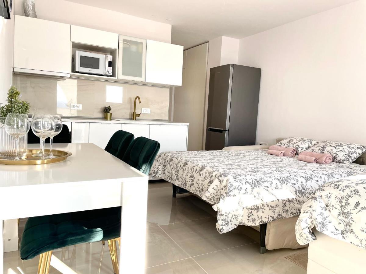 Apartment Vila ** Stinica Exteriér fotografie