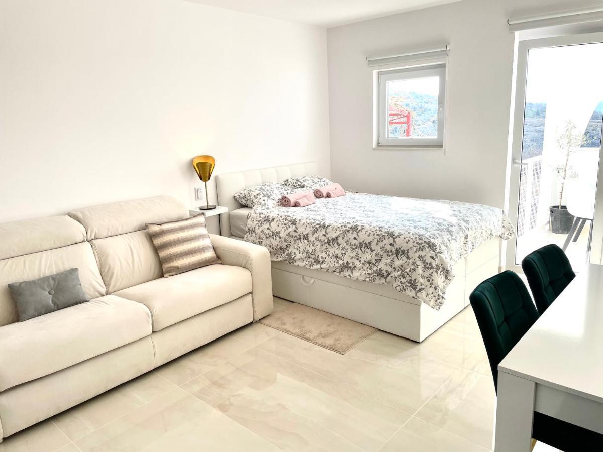 Apartment Vila ** Stinica Exteriér fotografie